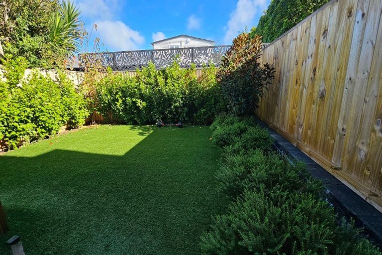 Photo of property in 11/10 Fathom Place, Te Atatu Peninsula, Auckland, 0610