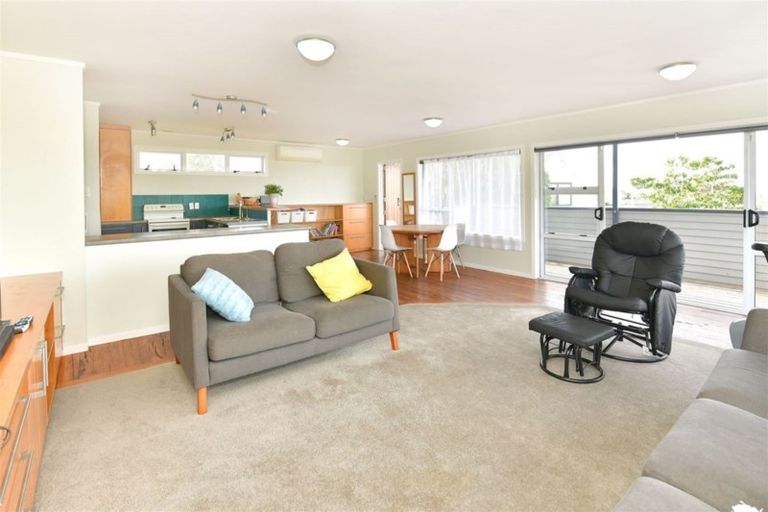 Photo of property in 3 Red Beach Road, Red Beach, 0932