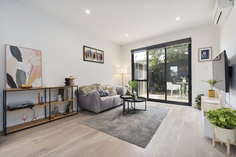 Photo of property in 5b Beach Road, Te Atatu Peninsula, 0610