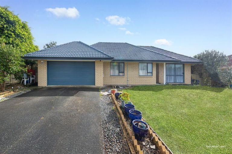 Photo of property in 16 Frank Bunce Grove, Flat Bush, Auckland, 2019