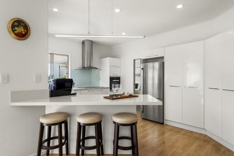 Photo of property in 15 Rangi Avenue, Schnapper Rock, Auckland, 0632