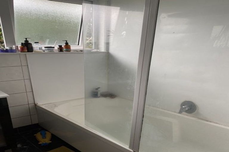 Photo of property in 1 Taioma Crescent, Te Atatu Peninsula, Auckland, 0610