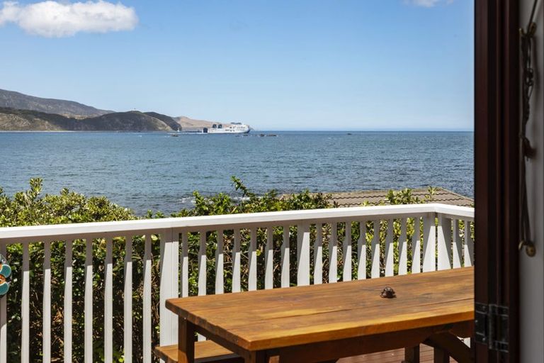 Photo of property in 61 Breaker Bay Road, Breaker Bay, Wellington, 6022