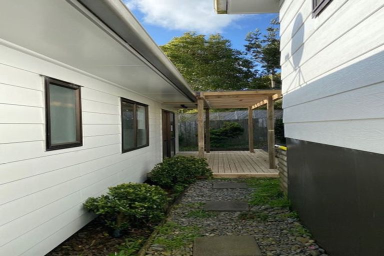 Photo of property in 17 St Catherine Crescent, West Harbour, Auckland, 0618