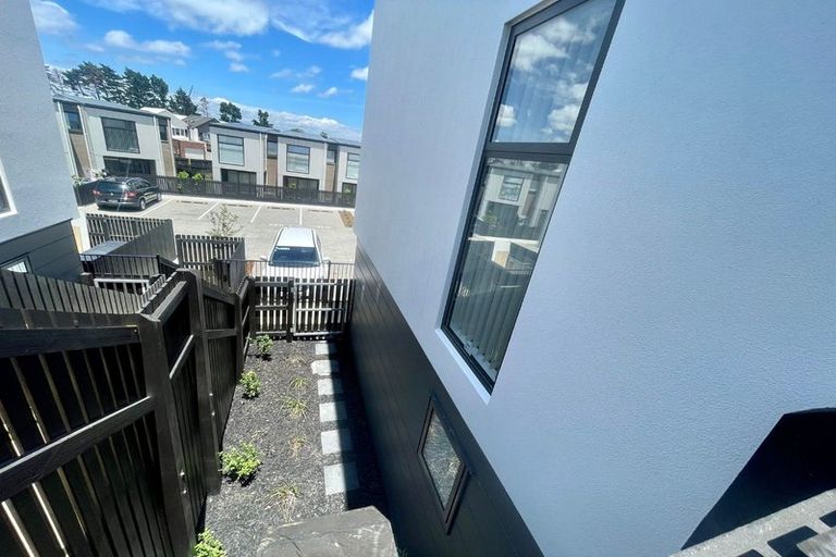 Photo of property in 2 Mikoikoi Crescent, Mangere Bridge, Auckland, 2022