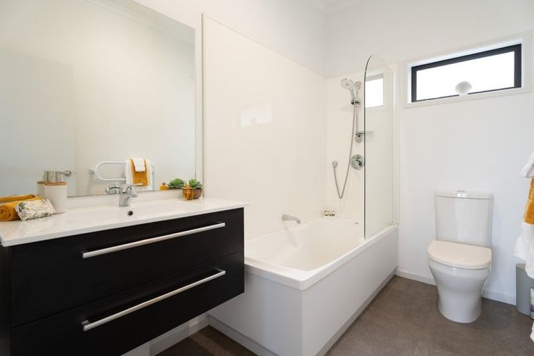 Photo of property in 7 Forbes Lane, Newlands, Wellington, 6037