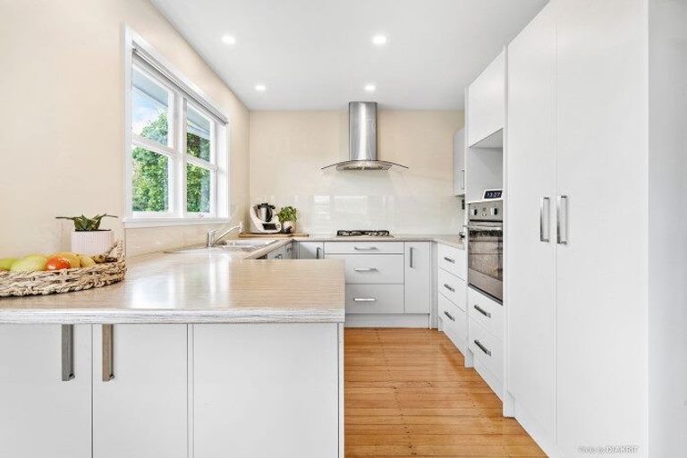 Photo of property in 70 Bassett Road, Johnsonville, Wellington, 6037