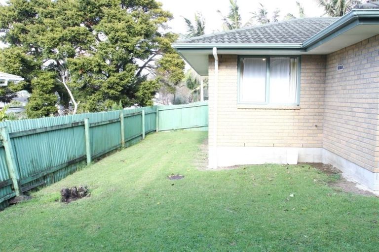 Photo of property in 100a Lincoln Park Avenue, Massey, Auckland, 0614
