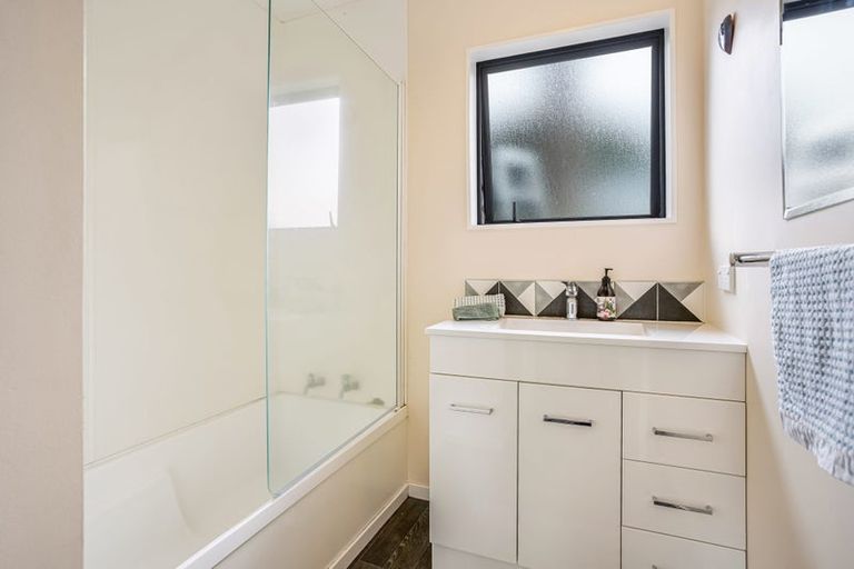 Photo of property in 5a Roby Street, Te Atatu Peninsula, Auckland, 0610