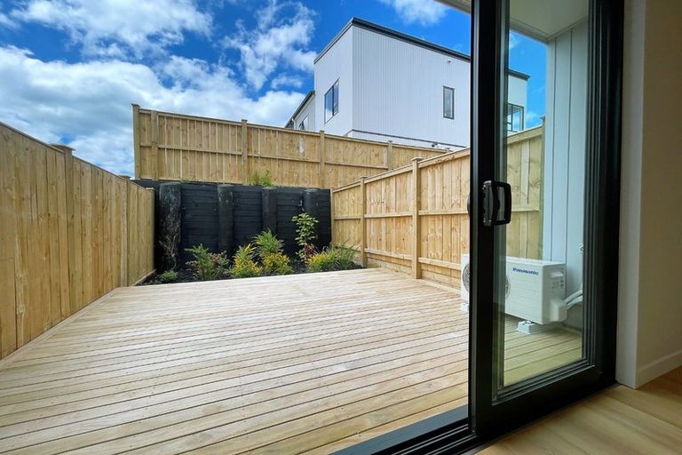 Photo of property in 25 Kuaha Road, Massey, Auckland, 0614