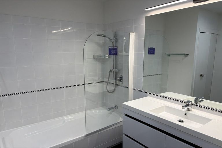Photo of property in 8 Madeira Lane, Massey, 0614