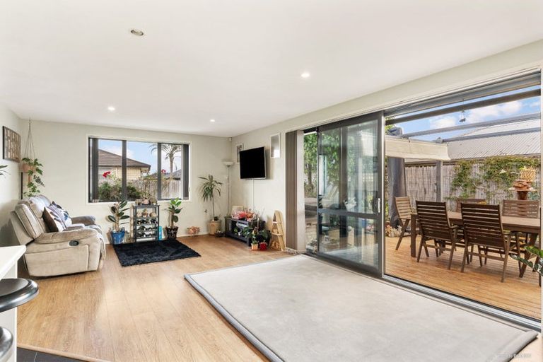 Photo of property in 14 Ripple Grove, Waiuku, 2123