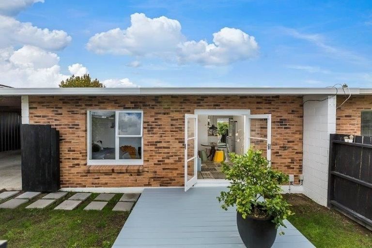 Photo of property in 2/783 Te Atatu Road, Te Atatu Peninsula, Auckland, 0610