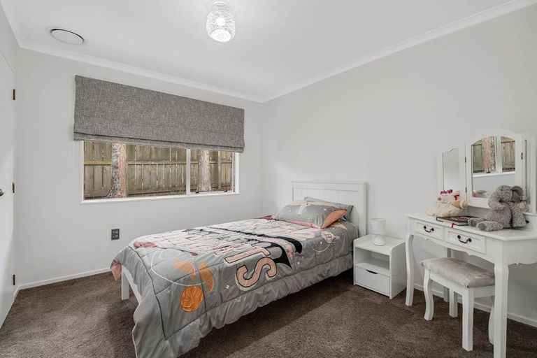 Photo of property in 13 Sandpiper Grove, Unsworth Heights, Auckland, 0632