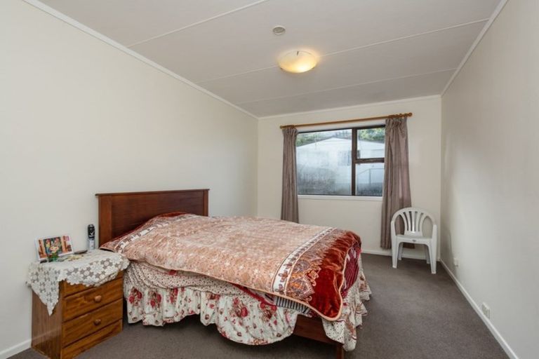 Photo of property in 42a Salford Street, Newlands, Wellington, 6037