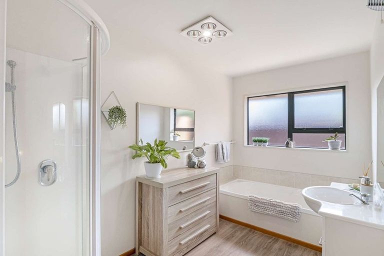 Photo of property in 4 Chesterfield Mews, Russley, Christchurch, 8042