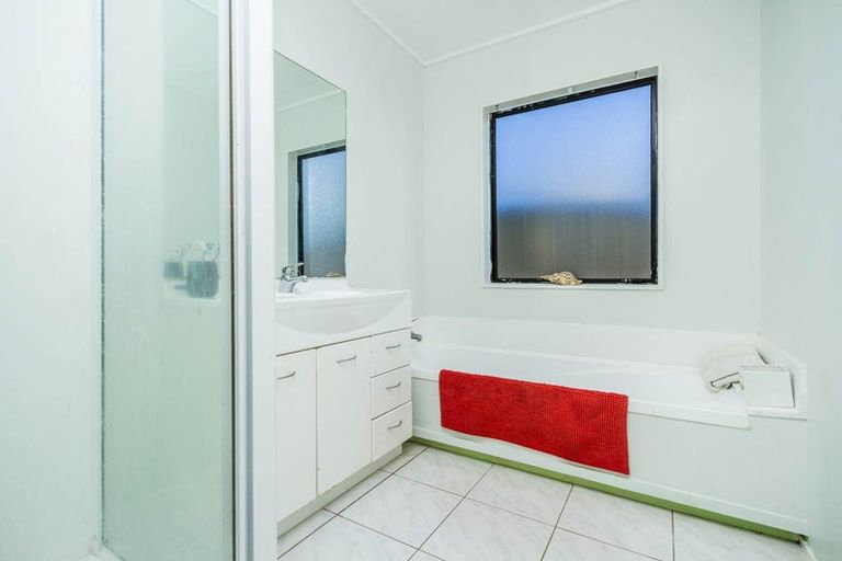 Photo of property in 2/238 Sunset Road, Windsor Park, Auckland, 0632