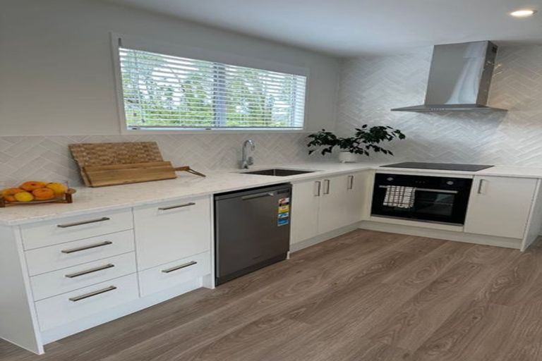 Photo of property in 115 Kemp Road, Massey, Auckland, 0614