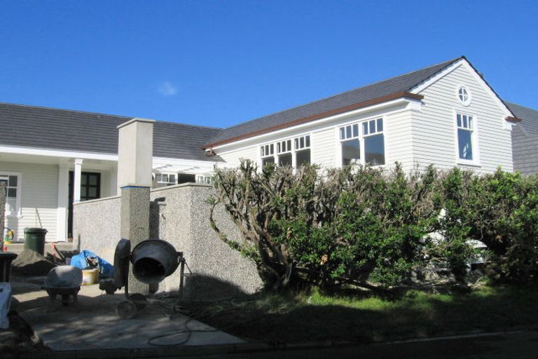 Photo of property in 16 Nevay Road, Karaka Bays, Wellington, 6022