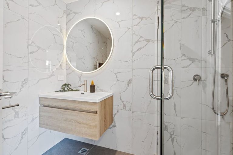 Photo of property in 21 Divich Avenue, Te Atatu South, Auckland, 0610