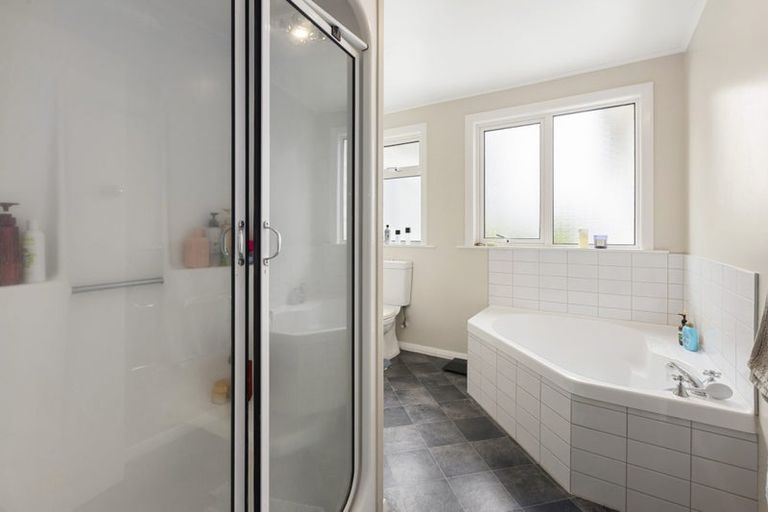 Photo of property in 122 Donald Street, Karori, Wellington, 6012