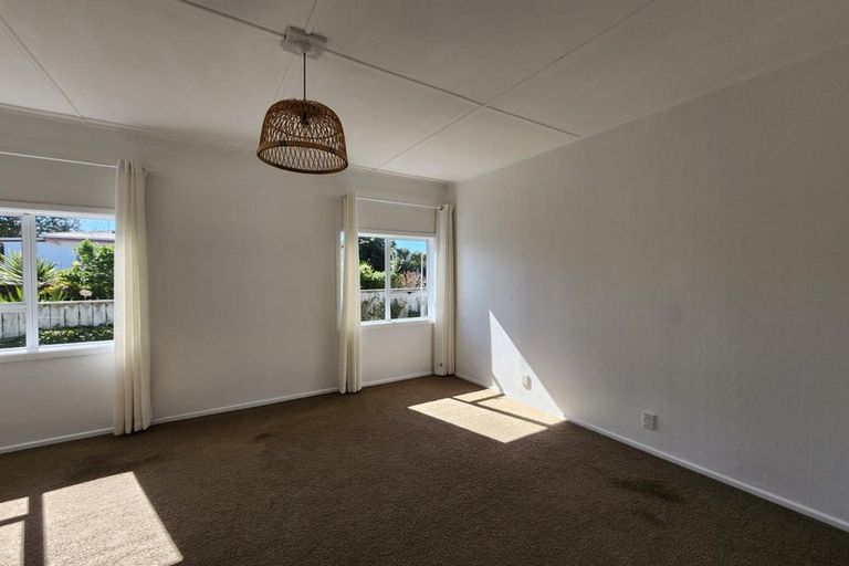 Photo of property in 464 South Road, Omata, New Plymouth, 4374