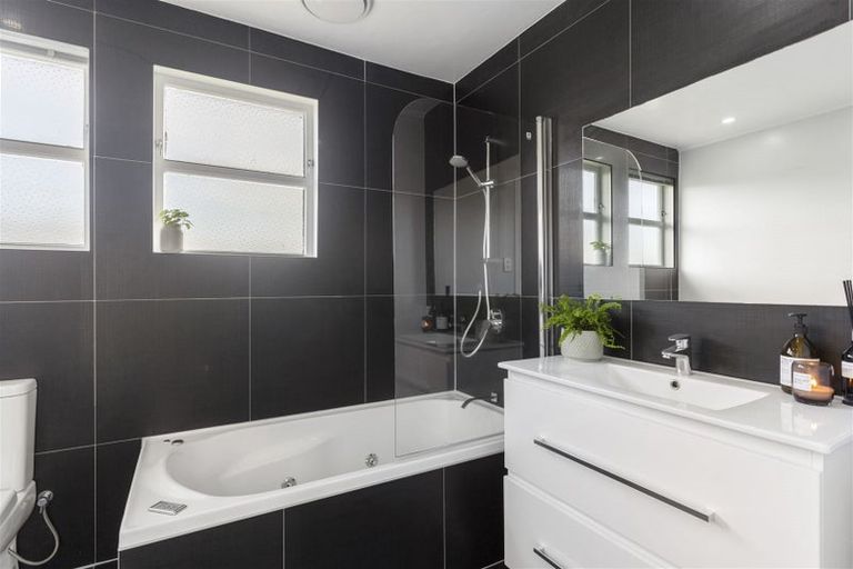 Photo of property in 17b Roseneath Place, Birkdale, Auckland, 0626