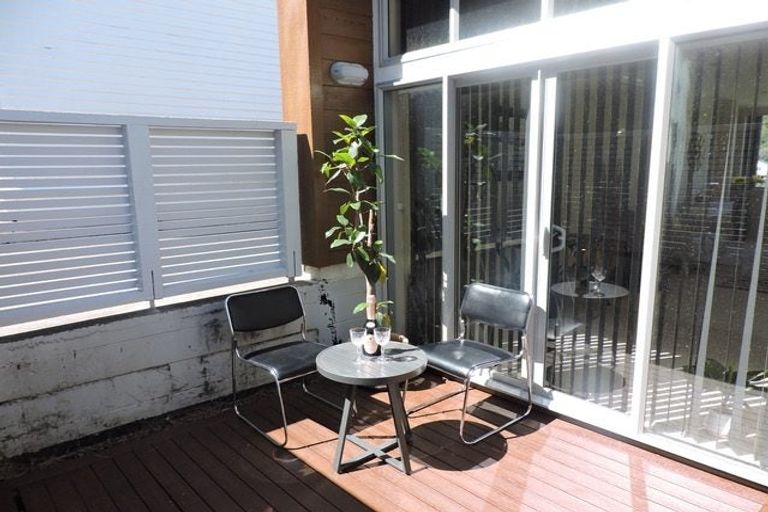 Photo of property in 30 Tiketike Way, Brooklyn, Wellington, 6021