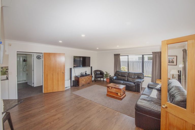 Photo of property in 17 Amesbury Drive, Churton Park, Wellington, 6037