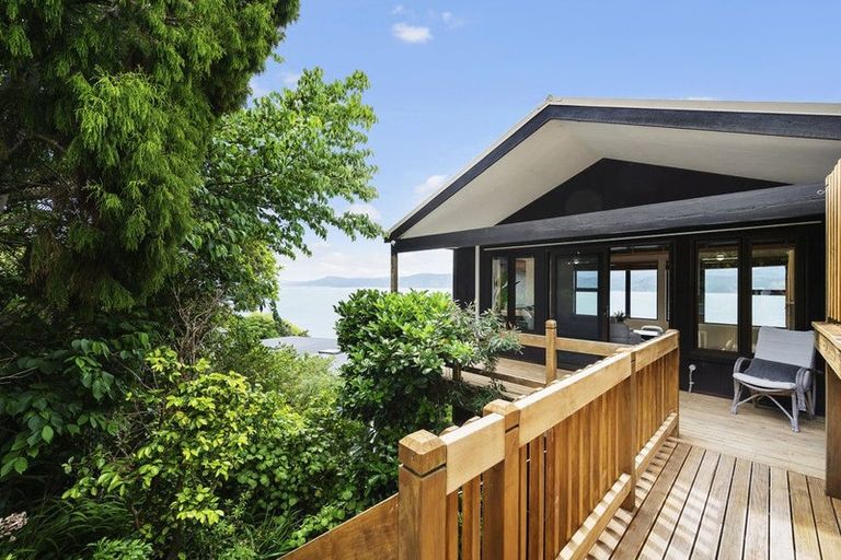 Photo of property in 38 Napier Street, Karaka Bays, Wellington, 6022