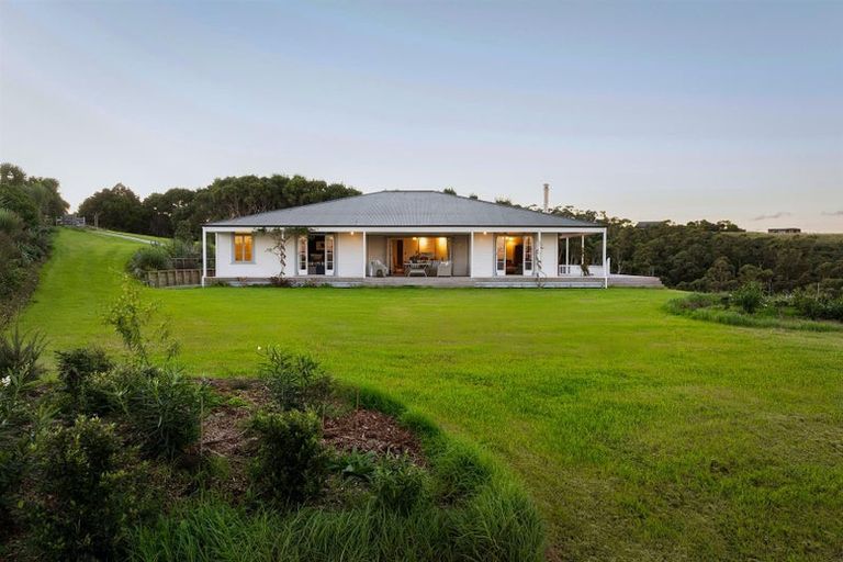 Photo of property in 203 Cape Rodney Road, Leigh, 0985