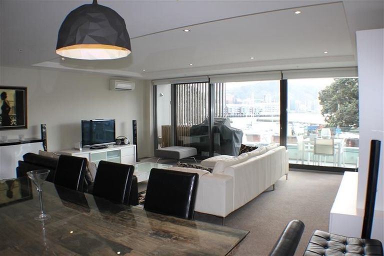 Photo of property in Dune, 2a/138 Oriental Parade, Oriental Bay, Wellington, 6011