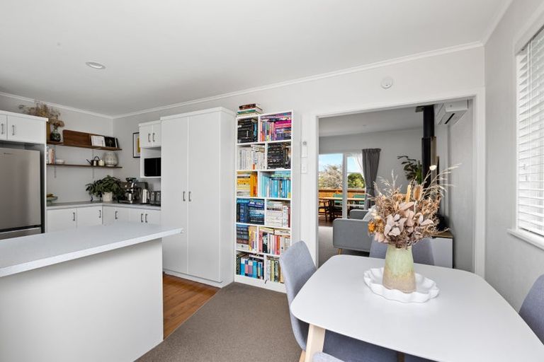 Photo of property in 15 Gill Avenue, Te Atatu Peninsula, Auckland, 0610