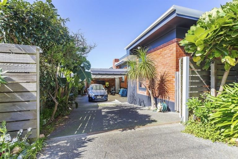 Photo of property in 273 Queens Drive, Lyall Bay, Wellington, 6022