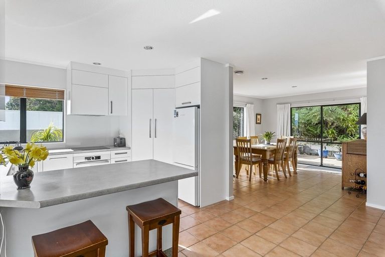 Photo of property in 77 Kakariki Grove, Waikanae, 5036