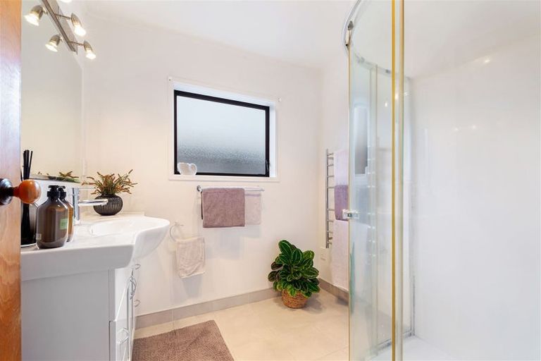 Photo of property in 1/10 Hillcrest Avenue, Hillcrest, Auckland, 0627
