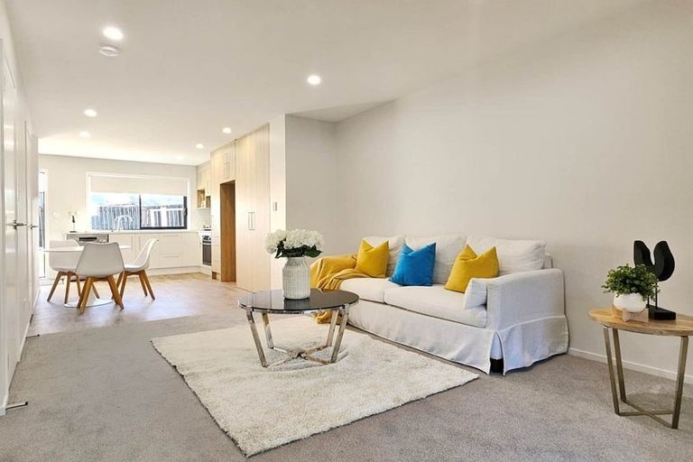 Photo of property in 2 Mikoikoi Crescent, Mangere Bridge, Auckland, 2022