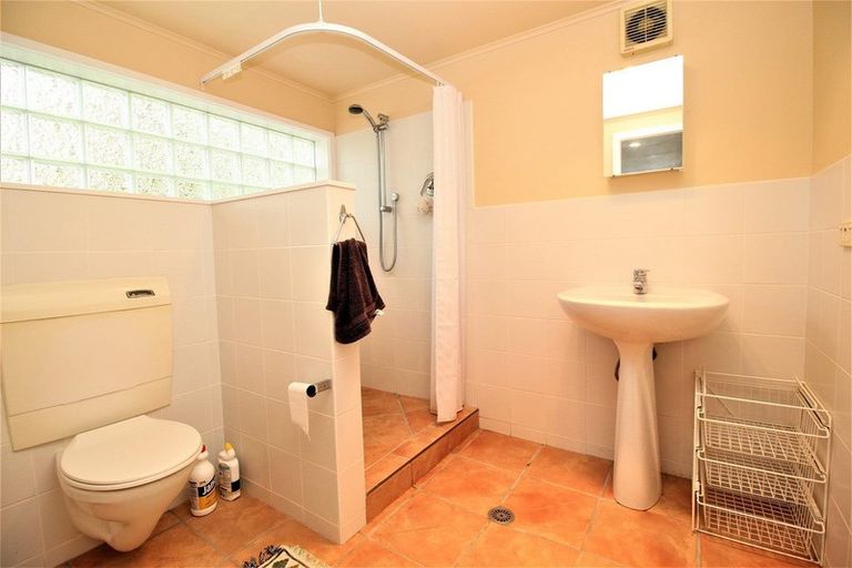 Photo of property in 35 South Lynn Road, Titirangi, Auckland, 0604