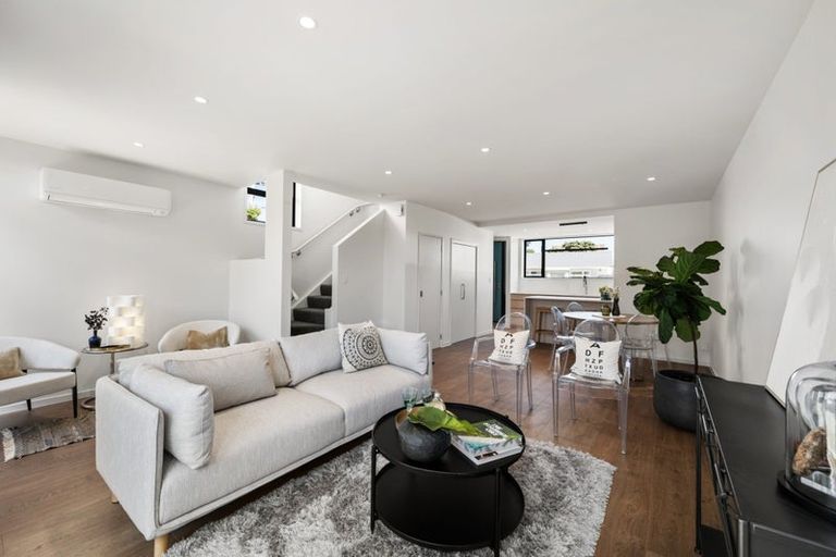 Photo of property in 96 Apu Crescent, Lyall Bay, Wellington, 6022