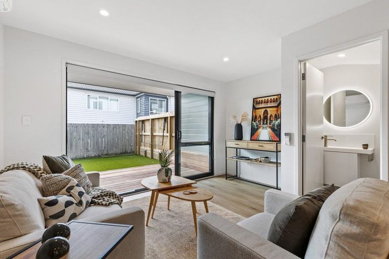 Photo of property in 21 Divich Avenue, Te Atatu South, Auckland, 0610