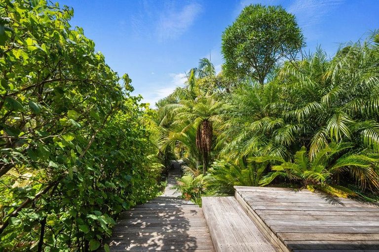 Photo of property in 24 Bridge View Road, Birkenhead, Auckland, 0626