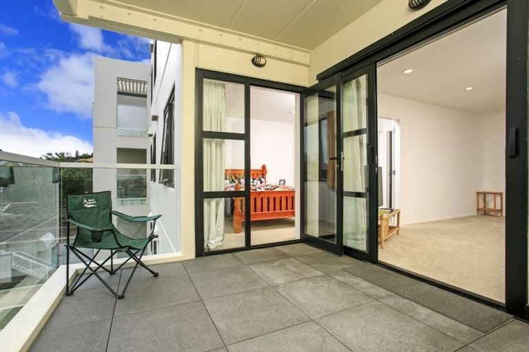 Photo of property in Apollo Apartments, 201/46 Rosedale Road, Rosedale, Auckland, 0632