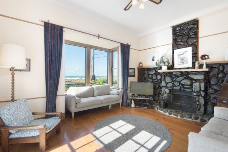 Photo of property in 346 The Esplanade, Island Bay, Wellington, 6023
