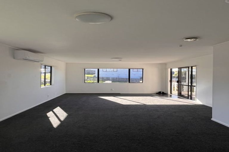 Photo of property in 1 Loughanure Place, Massey, Auckland, 0614