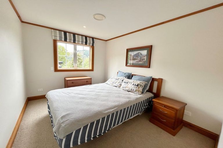 Photo of property in 33 Cornwall Road, Lyttelton, 8082