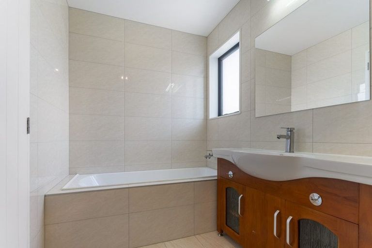 Photo of property in 34a Sovereign Place, Glenfield, Auckland, 0629