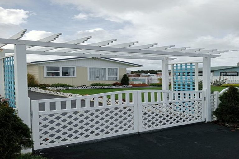 Photo of property in 11 Iredale Road, Hawera, 4610