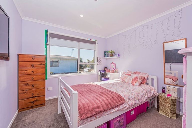 Photo of property in 4 Pipitea Place, Massey, Auckland, 0614