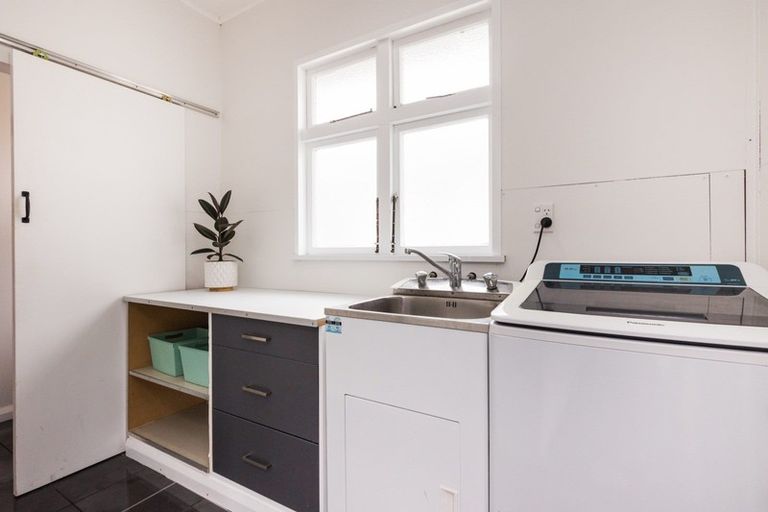 Photo of property in 19 Featherston Street, Takaro, Palmerston North, 4412