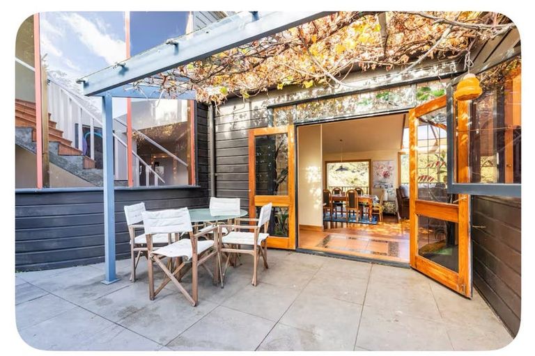 Photo of property in 5 Whiorau Grove, Lowry Bay, Lower Hutt, 5013